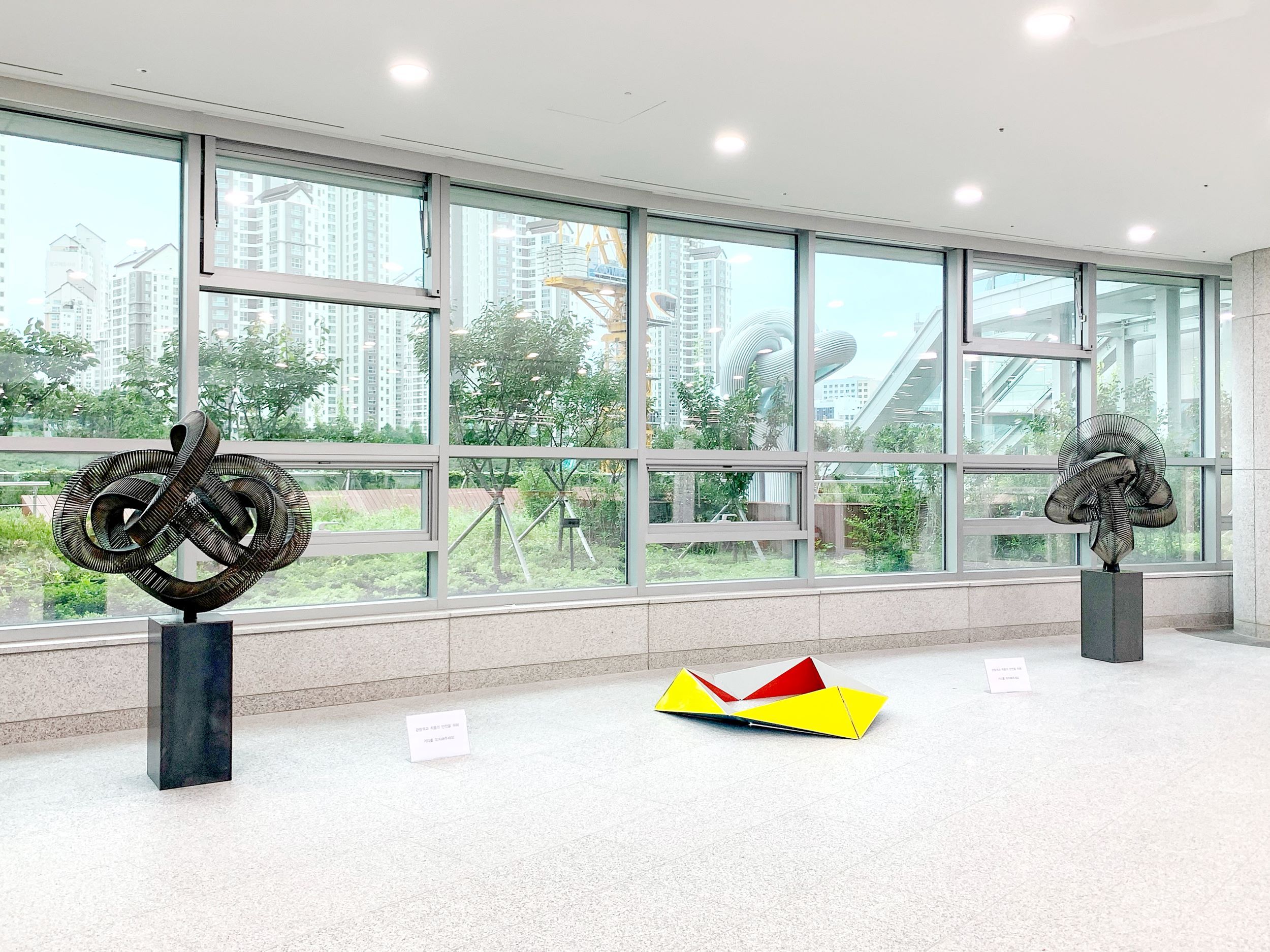 3. 경기도의회·경기도청 3층 로비, (좌)박민수作 (중)송민철作 (우)박민수作.jpg