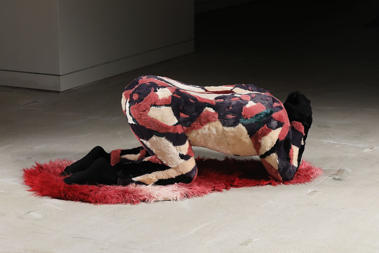 비완성인_48x42x113cm_레진, 폴리우레탄, 면, 합성모피_2020.jpg